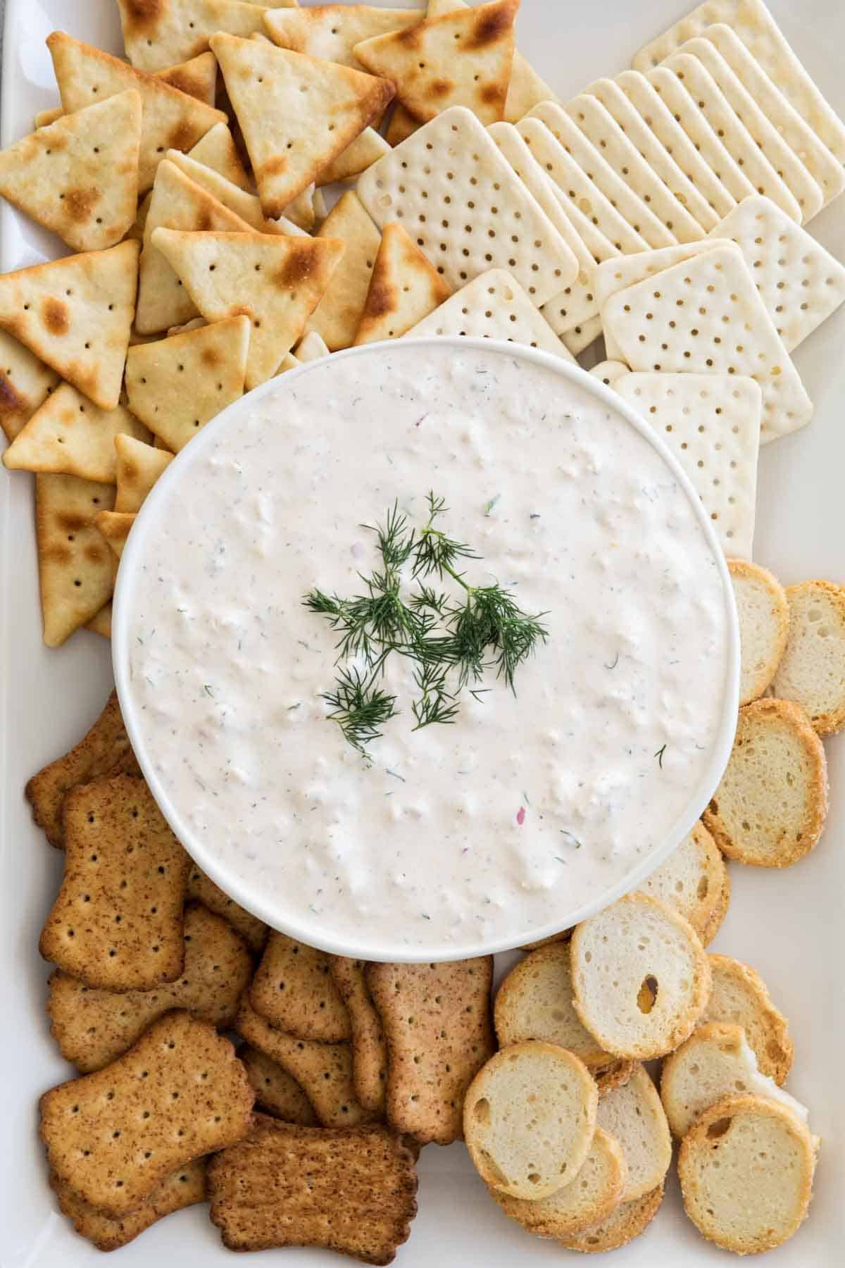 Easy Crab Dip Recipe with crackers