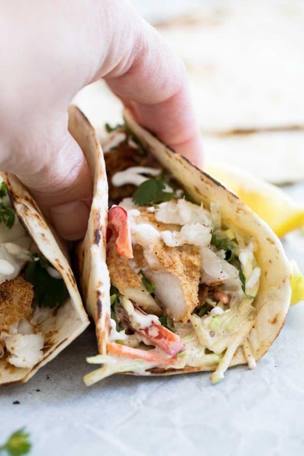 Receta fácil de tacos de pescado con ensalada de pescado