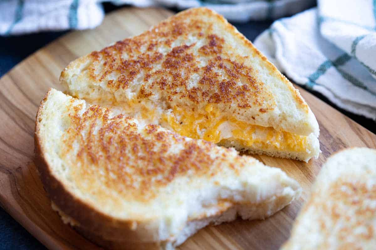 https://www.tasteandtellblog.com/wp-content/uploads/2021/10/Grilled-Cheese-Sandwich-1.jpg