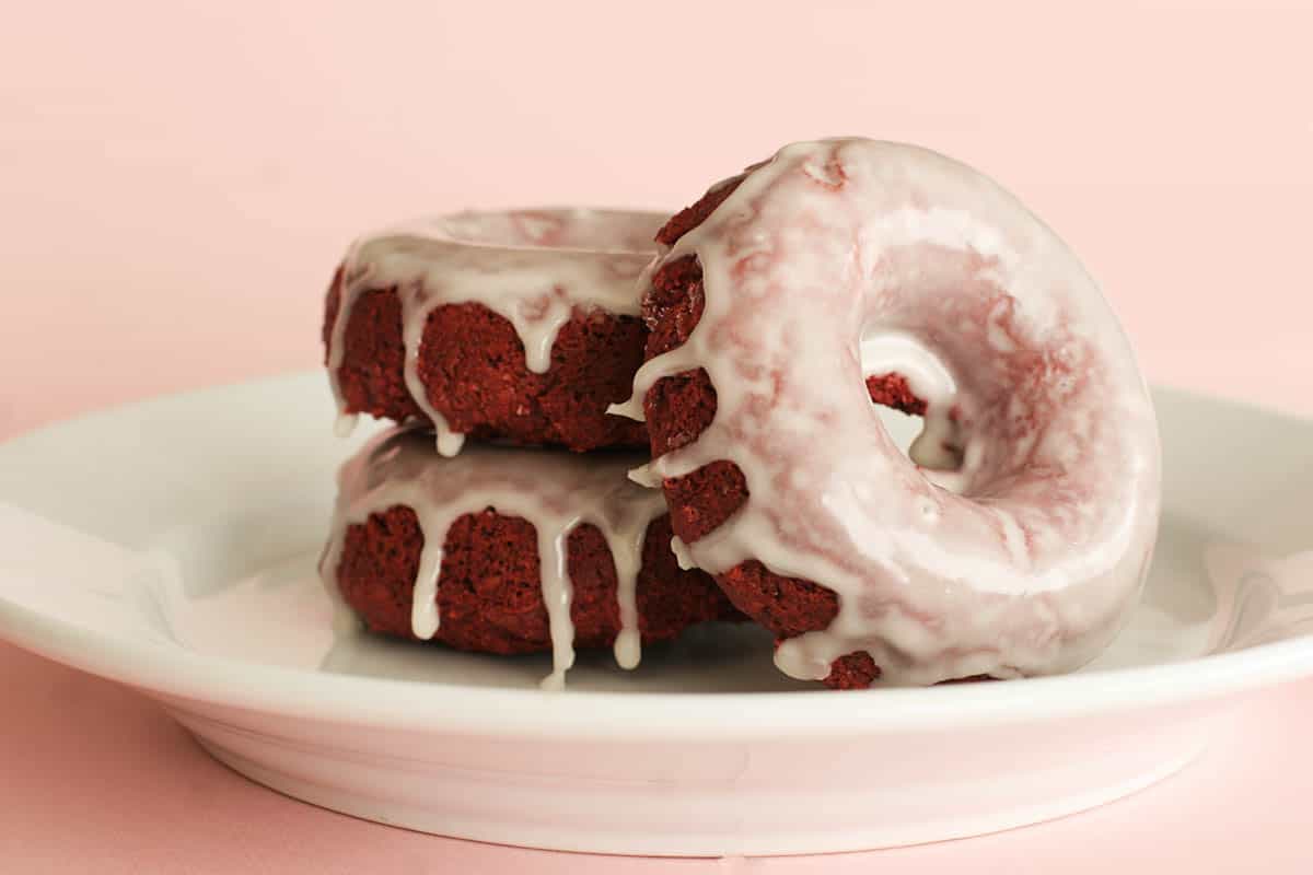 https://www.tasteandtellblog.com/wp-content/uploads/2022/03/Baked-Red-Velvet-Donuts-1.jpg