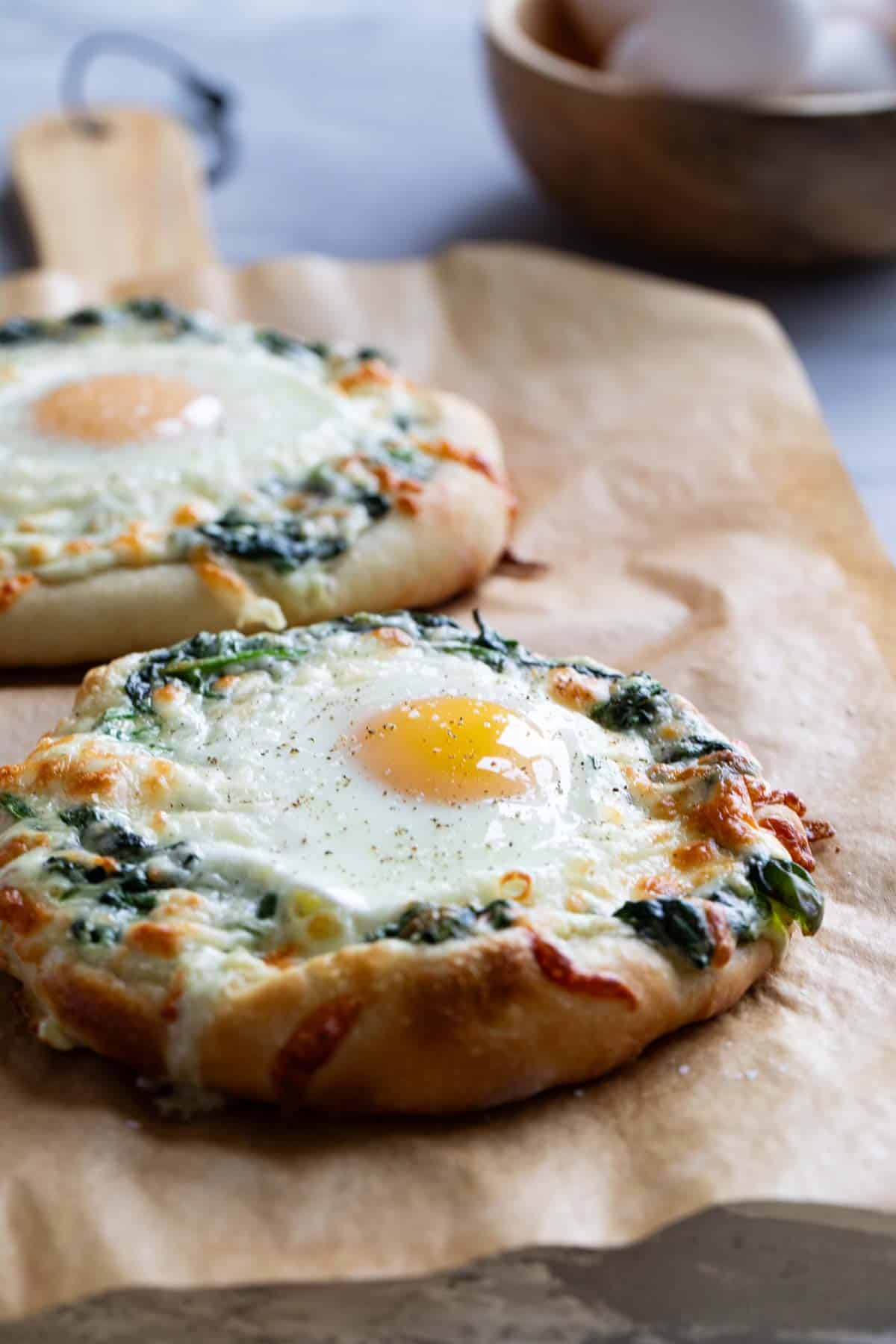https://www.tasteandtellblog.com/wp-content/uploads/2023/09/Egg-Pizza-Creamed-Spinach-8.jpg