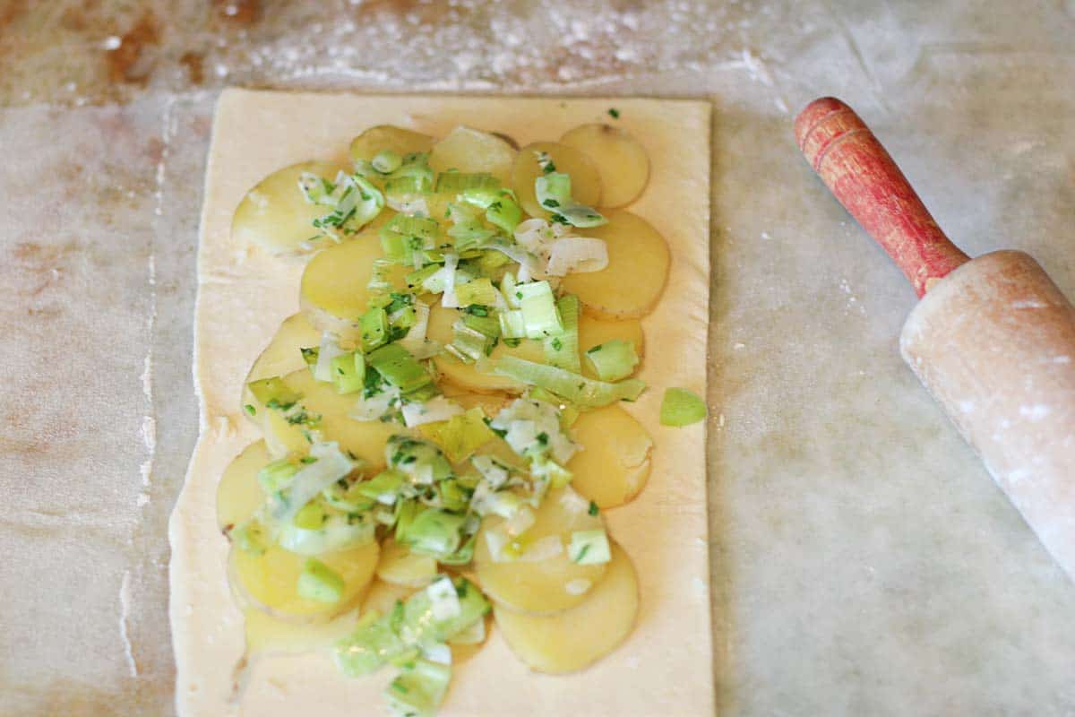 Filling for puff pastry potato pie.