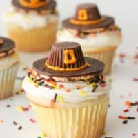 Pilgrim Hat Thanksgiving Cupcakes made from cookies and candy.